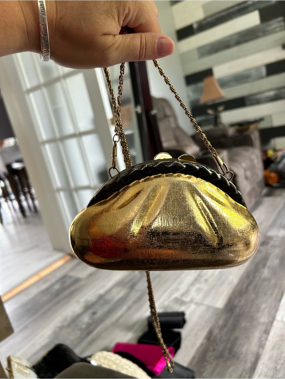 VTG 1970 clamshell Gold Metallic Evening Clutch Handbag
